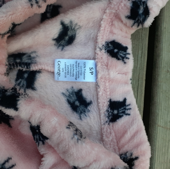 Pink kitty pattern fuzzy shorts - Picture 4 of 4